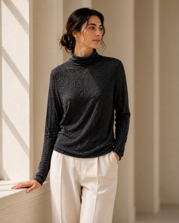 Pull col roulé en laine fine texture écorce — Noir Bark Texture Fine Wool Turtleneck — Black